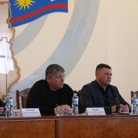 заступник начальника ОВА Олександр Піщик та учасник зустрічі