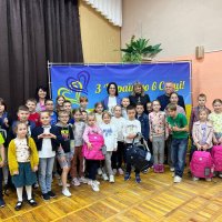 Народна депутатка України Ірина Борзова та діти у приміщенні
