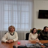 Люди в залі