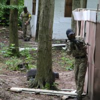 Учасник заходу з навчальною зброєю