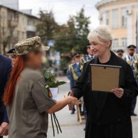 Перша заступниця Начальника ОВА Наталя Заболотна вручає Почесну грамоту військовій