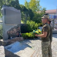 учасники покладання біля пам’ятного знаку "Небесній Сотні та загиблим героям російсько-української війни"