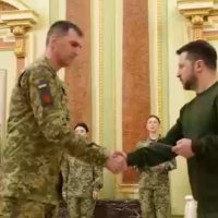 Президент України Володимир Зеленський вручає сертифікат на квартиру захиснику