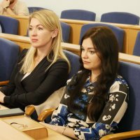 директорка Департаменту інформаційної діяльності та комунікацій з громадськістю ОВА Світлана Юзвак та учасниця засідання
