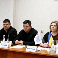 Заступник начальника ОВА Андрій Кавунець з учасниками круглого столу