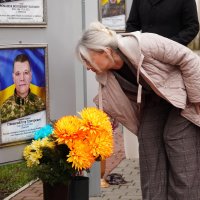 Перший заступник Начальника ОВА Наталя Заболотна покладає квіти до меморіалу полеглим героям Теплицької громади