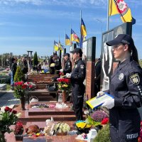 Представники поліції під час вшанування пам'яті загиблих воїнів