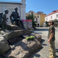 учасники покладання біля скульптурної композиції, присвяченої поету, художнику і мислителю Тарасу Шевченку