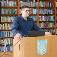 спікер за трибуною