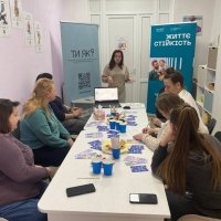 учасники заходу під час занять