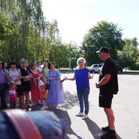 Перший заступник Начальника ОВА Наталя Заболотна та батьки дітей, які поїхали відпочивати в Польщу