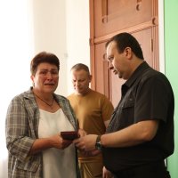 Начальник ОВА Сергій Борзов вручає посмертну нагороду