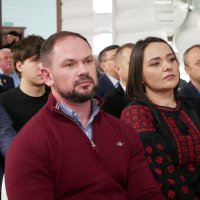 Люди в залі