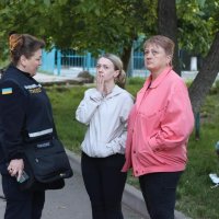 психолог ДСНС спілкується з двома жінками