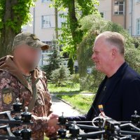 Заступник начальника ОВА Сергій Здітовецький та військовий під час рукостискання