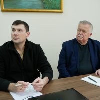 Директор департаменту гуманітарної політики обласної військової адміністрації Володимир Буняк та начальник відділу дошкільної, шкільної, позашкільної та інклюзивної освіти Департаменту Анатолій Калєтнік