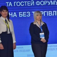 Люди в залі