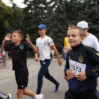Учасники заходу біжать марафон