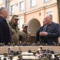 заступник Начальника ОВА Сергій Здітовецький, голова обласної Ради Вячеслав Соколовий, директор Департаменту з питань цивільного захисту, ресурсного забезпечення сил оборони і безпеки ОВА Богдан Зубчик та військові під час передачі дронів