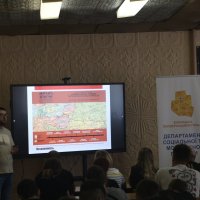 учасники проєкту дивляться на екран
