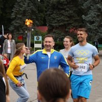 Спортсмени тримають олімпійський вогонь
