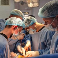 Група хірургів проводить операцію з трансплантації серця