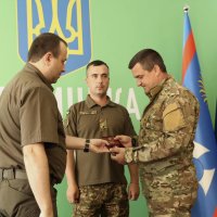 Начальник ОВА Сергій Борзов під час вручення державної нагороди військовому
