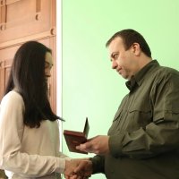 Начальник ОВА Сергій Борзов вручає дружині загиблого військовослужбовця державну нагороду