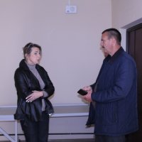 Керівництво оглядає лікарню. Люди спілкуються у коридорі лікарні