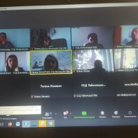 На екрані ноутбука зображення учасників конференції