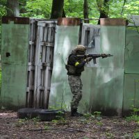 Учасник заходу з навчальною зброєю