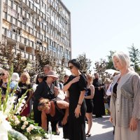 Перший заступник Начальника ОВА Наталя Заболотна, народна депутатка України Ірина Борзова вшановують пам’ять загиблих біля Меморіалу пам'яті жертв російського обстрілу міста 14 липня 2022 року