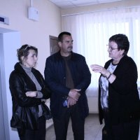 Керівництво оглядає лікарню. Люди спілкуються у коридорі лікарні