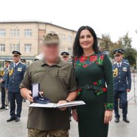 Народна депутатка України Ірина Борзова та військовий