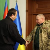 Начальник ОВА Сергій Борзов передає нагороду