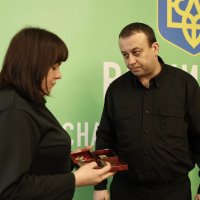 Начальник ОВА Сергій Борзов вручає нагороду родині загиблого захисника