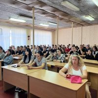 учасники проєкту сидять за столами