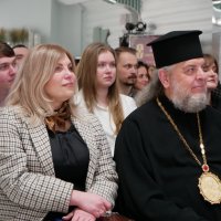 Люди в залі