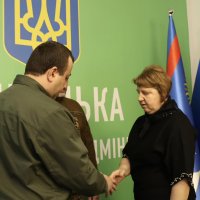 Начальник ОВА Сергій Борзов вручає почесну нагороду