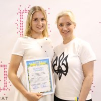 Перша заступниця Начальника ОВА Наталя Заболотна та учасниця заходу під час вручення грамоти