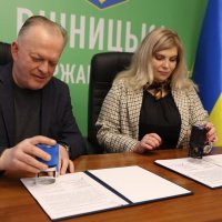 заступник начальника ОВА Сергій Здітовецький та ректор Вінницького національного медичного університету ім. М.І. Пирогова Вікторія Петрушенко під час підписання Меморандуму