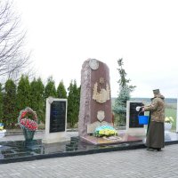 Військовий капелан освячує пам’ятник загиблим військовослужбовцям