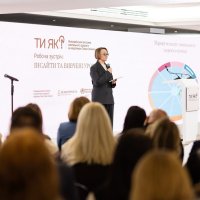учасниця заходу під час виступу