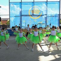 учасники заходу під час виступу