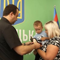 Начальник ОВА Сергій Борзов вручає посмертну нагороду