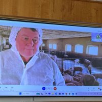 Онлайн виступає завідуючий відділом заготівлі, моніторингу, зберігання та якості і безпечності сировини та кормів Інституту кормів та сільського господарства Поділля НААН, доктор сільськогосподарських наук, професор Анатолій Гуцол