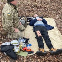 учасник заходу та інструктор з надання першої домедичної допомоги при пошкодженні нижньої кінцівки