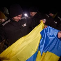 Звільнені військовополонені з прапором України