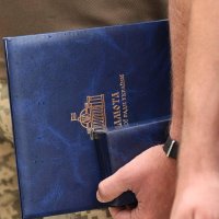 Військовий тримає у руці Грамоту ВРУ