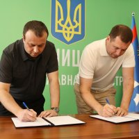 Начальник ОВА Сергій Борзов та т.в.о. керівника Територіального управління БЕБ у Вінницькій області Сергій Юлдашев під час підписання Меморандуму